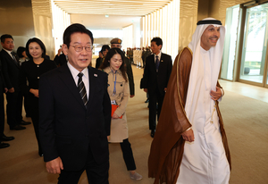 [Y스케치] 李대통령 탑승 공군 1호기, UAE 전투기 호위받으며 아부다비 도착…4개국 순방 일정시작