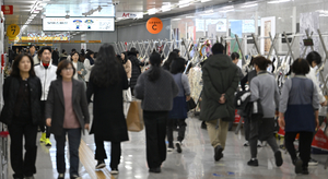 점심마다 지하로 내려가는 직장인들…‘산책길’ 된 대구 범어역 통로