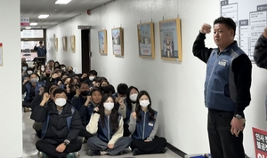 대구 달서구청 승진 인사 반발…구청장실 앞 공무원 노조 집회