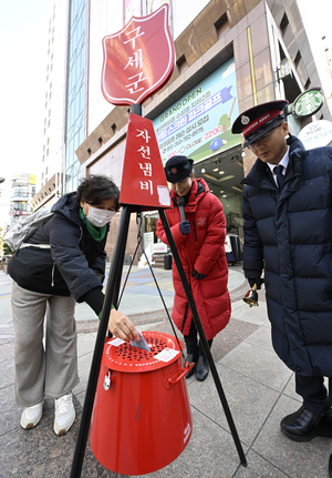 [포토뉴스] 구세군 자선냄비에 기부하는 대구시민