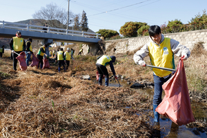신천지자원봉사단, 청도서 농가 골칫거리 폐기물 1.5t 수거