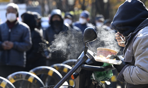 [포토뉴스] 사랑해 밥차 무료 급식소에서 식사하는 어르신