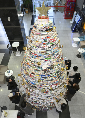 [포토뉴스] 대구대학교 창파도서관 로비에 설치된 북(Book) 트리