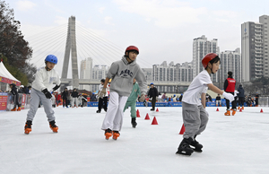 [포토뉴스] 신천 스케이트장에서 즐거운 시간 보내는 학생들