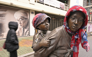 [포토뉴스]추위에 모자와 스카프 쓴 엄마의 마음