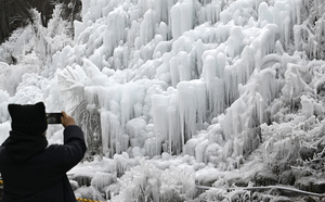 [포토뉴스] 달성군 비슬산 얼음동산 찾은 대구시민