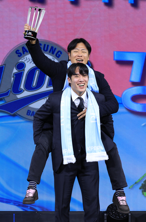 삼성 라이온즈 원태인 강민호 베스트 배터리상 수상