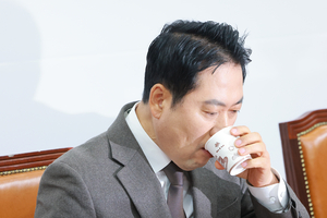 흔들리는 장동혁…리더십 시험대에 오르다