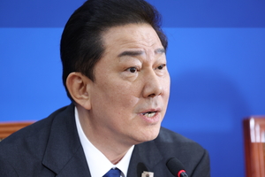 [속보] 김병기, 與 원내대표직 사퇴… “국민 눈높이에 못미쳐”