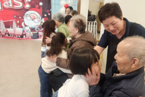 [동네뉴스] 아이들 순수한 웃음이 어르신의 존엄감을 살리다