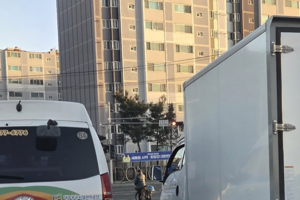 [동네뉴스] 안전모 착용 않고 차량 사이 왔다갔다…고령 자전거 운전자의 아찔한 주행