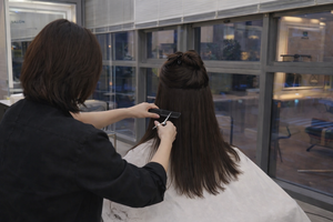 [2025전태일<6>]보조 미용사…머리 감기고 닦고 버틴다… ‘보조’라는 이름의 노동