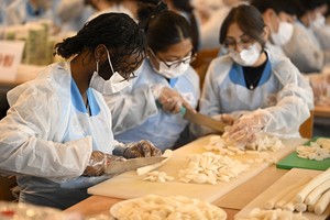 [포토뉴스] 영남대학교 사랑의 떡국 나눔 행사에서 가래떡 써는 외국인 유학생들