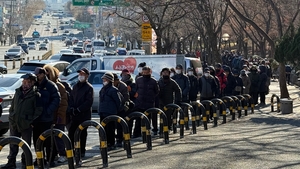 [Y르포]한파 속 300m 줄…두류공원 ‘사랑해 밥차’에 모인 어르신들