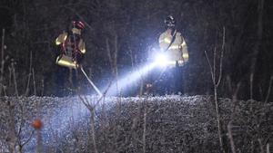 [포토뉴스] 의성 산불 잔불 감시하는 소방관들