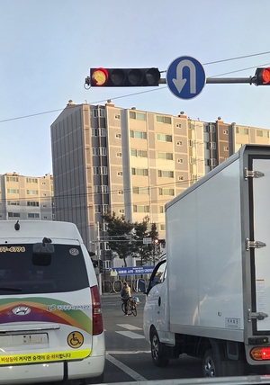 [동네뉴스] 안전모 착용 않고 차량 사이 왔다갔다…고령 자전거 운전자의 아찔한 주행