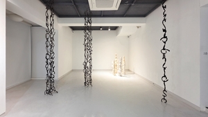 경계의 틈새에서 빚어낸 ‘느슨한 공존’의 미학...갤러리제이원 28일까지 이혜지 작가 개인전 ‘in-between’