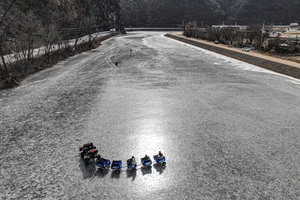 [포토뉴스] 얼음 축제 취소된 암산유원지, 뒤늦은 한파에 꽁꽁