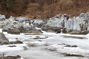 [주말, 픽] 겨울이 ‘바위의 윤곽’을 꺼내는 곳…청송 주왕산 주왕계곡 산책