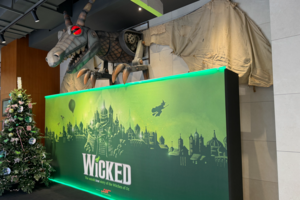대구 오는 ‘위키드’ 어떤 뮤지컬?…화려한 고전 뒤집기, 동화 속 환상 옮긴 무대 압권