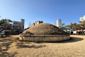 [걸어서 만나는 우리 동네 문화유산] “개무덤이요”…금복주 뚜껑 나온 신라 왕족의 무덤