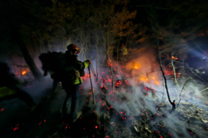 강풍 속 의성 산불…주민 선제대피·눈 덕에 대형화 막아