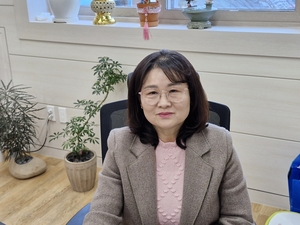 [주말 인터뷰]“한 가족의 일상이 버텨야 지역이 남습니다” 영덕군가족센터 이동숙 센터장이 말하는 현장과 책임