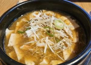 [맛나게 멋나게] 부드러운 두부와 달큰한 게살…경주 ‘수리뫼’의 홍게 순두부찌개