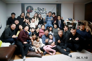[동네뉴스] ‘27명 대가족 사진’ 화려한 잔치보다 값진 귀한 유산으로…