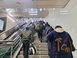 1.7㎝ 눈 내린 대구 출근길…시민들은 앞다퉈  지하철로 향했다