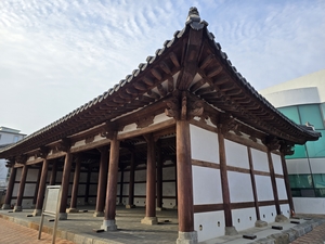 [걸어서 만나는 우리동네 문화유산] 지붕 위 사자 4마리, 코끼리 조각… 선산의 ‘숨은 보물’