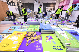 [포토뉴스] 개학 앞둔 교실, 교과서 분류로 분주한 학교