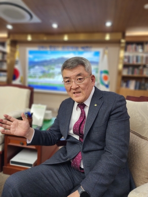 [인터뷰] 김학동 군수 “보이지 않는 투자에 집중할 때”
