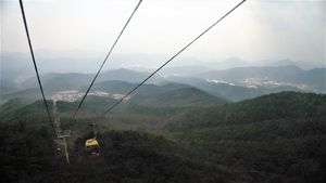 [주말&여행-대구 팔공산 케이블카에서 만나는 풍경]안개를 헤치며, 봉황의 날개 위 올라탄 듯