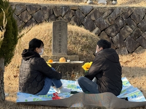 [Y르포]“여행 가려고” “근무 때문에”… ‘이른 성묘’ 발길이어져