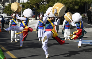 [포토뉴스] 대구 서구청에서 지신밟기하는 날뫼북춤회원들