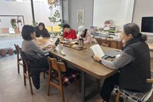 동네서점의 이유 있는 생존…주민들, “책이 있는 심리치료센터 같아요”