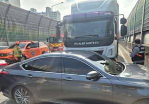 대구 신천대로서 화물차가 승용차 추돌…4명 부상