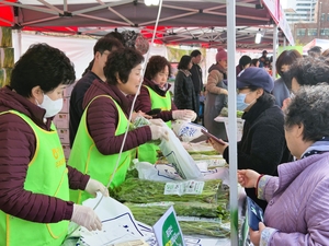 [Y르포] 미나리·삼겹살 환상조합에 웃음꽃 활짝…“오늘만 같아라”