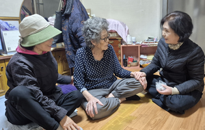 [사는 곳에서 누리는 돌봄] <하>“찾아와줘 고마워” 현장 온기 속 인력·의료 인프라 확충 과제