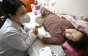 [포토뉴스] 통합돌봄 시행 첫날, 방문 진료받는 어르신