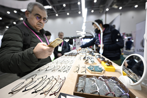 [포토뉴스] 안경 살펴보는 해외바이어