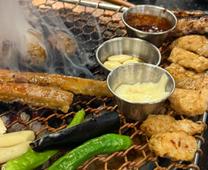 [맛나게 멋나게] 숯불 향 가득한 쫄깃함의 미학, 들안길 ‘양곱화’