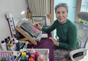 [동네뉴스] 기왓장 그림에 푹 빠진 도영숙씨