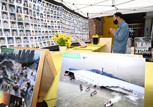 [포토뉴스] 세월호 참사 12주기, 희생자 추모하는 대구시민