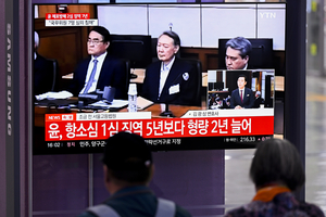 [포토뉴스] 시민들, 동대구역서 윤석열 2심 선고 주목