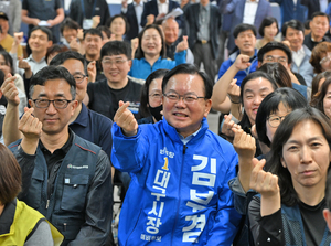 [포토뉴스]더불어민주당 김부겸 대구시장 예비후보 손가락 하트
