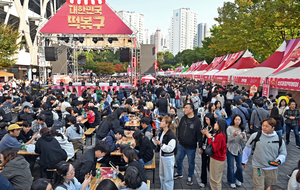[TALK&TALK] “전 국민 ‘소울푸드’의 저력…의전 없는 3無 축제, ‘떡페’에서 시작됐죠”