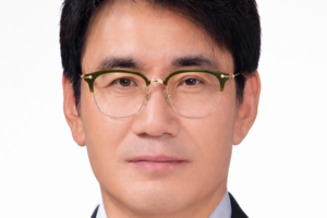 [기자수첩] 배지로 봉사하겠다는 사람들의 위선