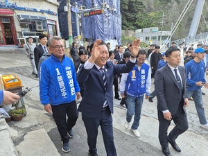 정청래, 울릉서 지원 유세…도동항 일대 ‘북적’